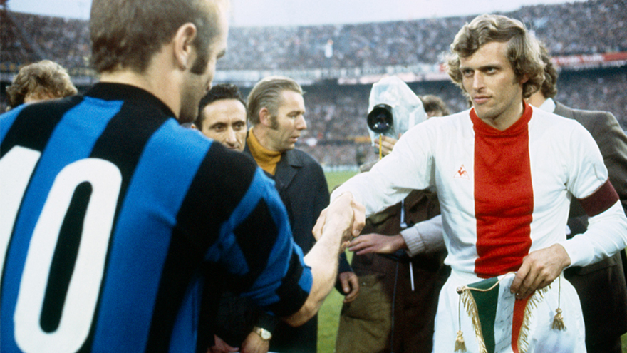 783c47f4-2c43-4e22-9cc5-669a99766cdb_Ajax-aanvoerder Piet Keizer schudt zijn collega Sandro Mazzola zelfbewust de hand voorafgaand aan de Europa Cup I-finale van 1972 tussen Ajax en Internazionale in de Kuip..jpg