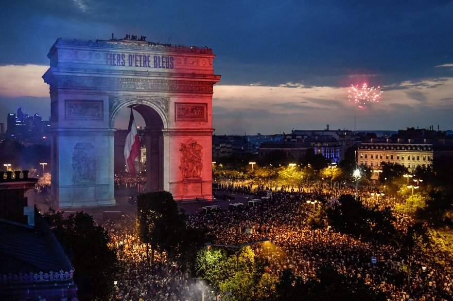 7794130069_l-arc-de-triomphe-aux-couleurs-de-la-france-apres-la-victoire-des-bleus.jpg