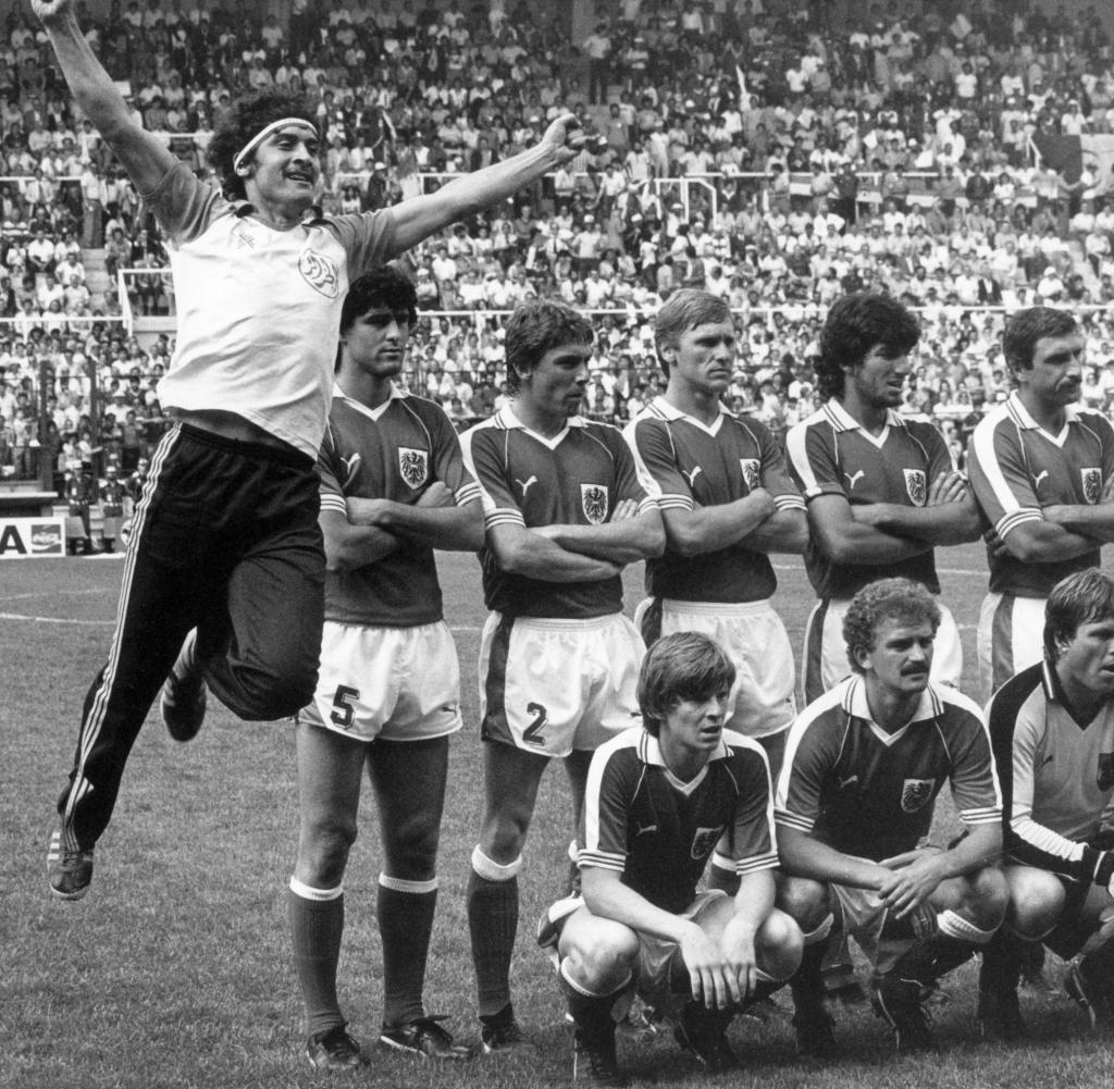 Fussball-WM-82-Die-Mannschaft-von-Oesterreich.jpg