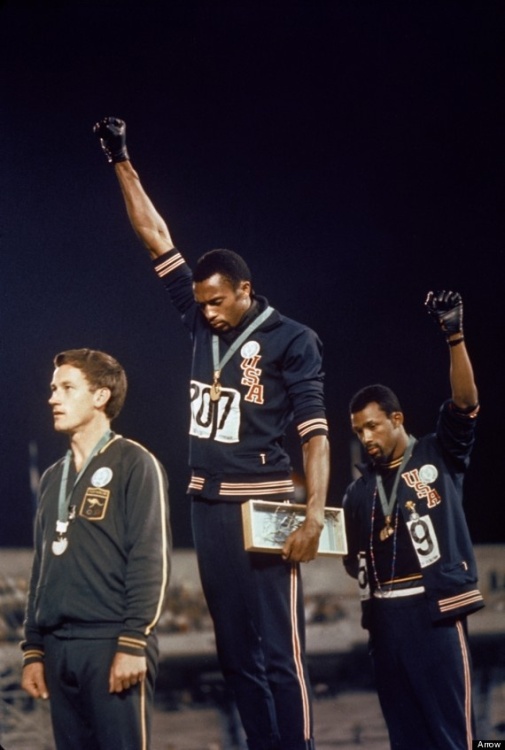 Peter Norman, Tommy Smith et john Carlos - Jeux olympiques 1968.jpg