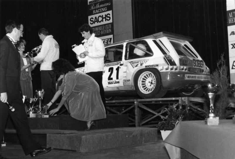 Philippe Touren en train de lire à côté de sa voiture..jpg