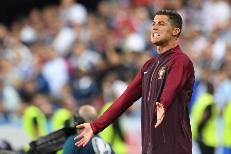 7784052076_cristiano-ronaldo-sur-le-banc-de-touche-apres-etre-sorti-sur-blessure.jpg