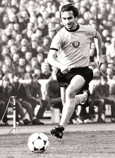 reinhard-haefner-trieb-von-1971-bis-1988-in-519-spielen-fuer-dynamo-dresden-davon-66-im-europapokal-den-ball-nach-vorn.jpg