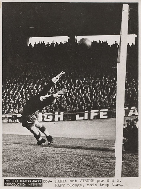 975_001_x116358-foot-ball-football-paris-bat-vienne-isere-par-6-a-5-raft-plonge-mais-trop-tard-photo-originale-paris-soir.jpg