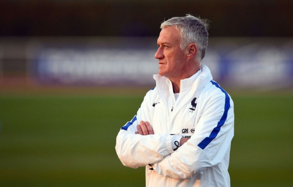 862385-le-selectionneur-de-l-equipe-de-france-didier-deschamps-observe-ses-joueurs-lors-d-une-seance-d-entr.jpg