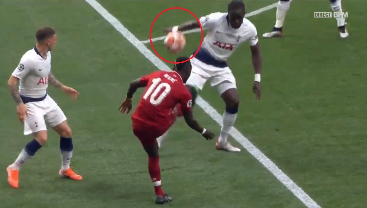 La-main-de-Sissoko-qui-offre-un-penalty-et-l-ouverture-du-score-aux-Reds-en-video.jpg
