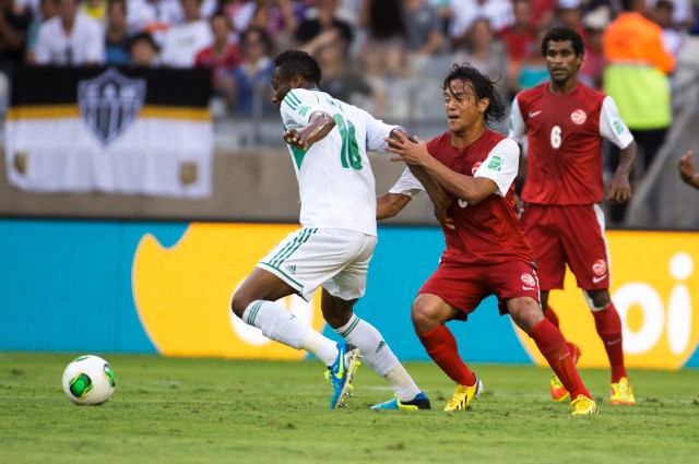 Marama Vahirua (Tahiti) John Obi Mikel (Nigeria).jpg