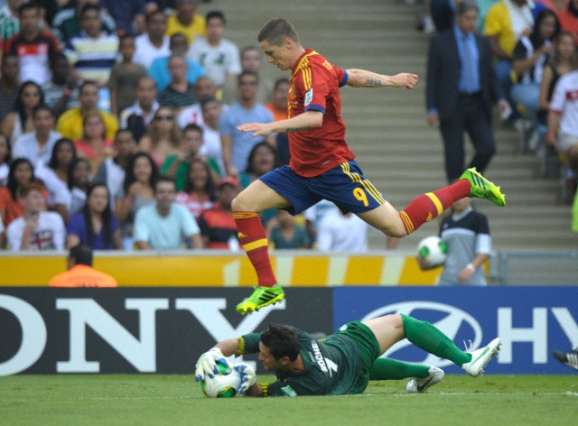 Mickael Roche (Tahiti)  Fernando Torres (Espagne).jpg