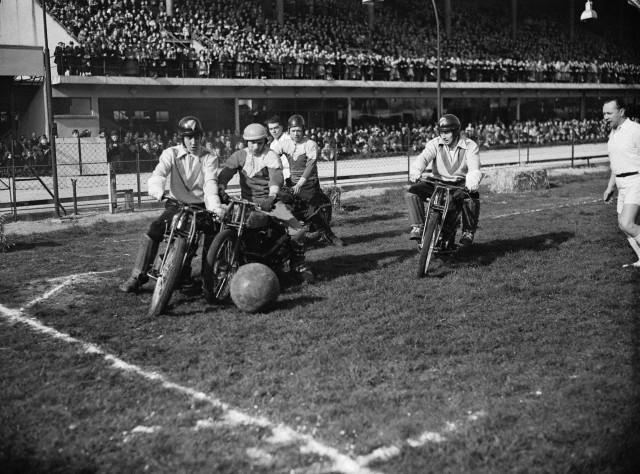 Motoball en 1954 à Courbevoie.jpg