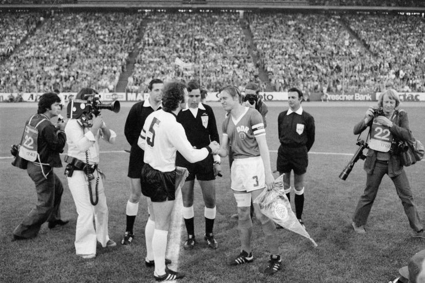 BERND BRANSCH avec BECKENBAUER - Coupe du Monde 1974.jpg
