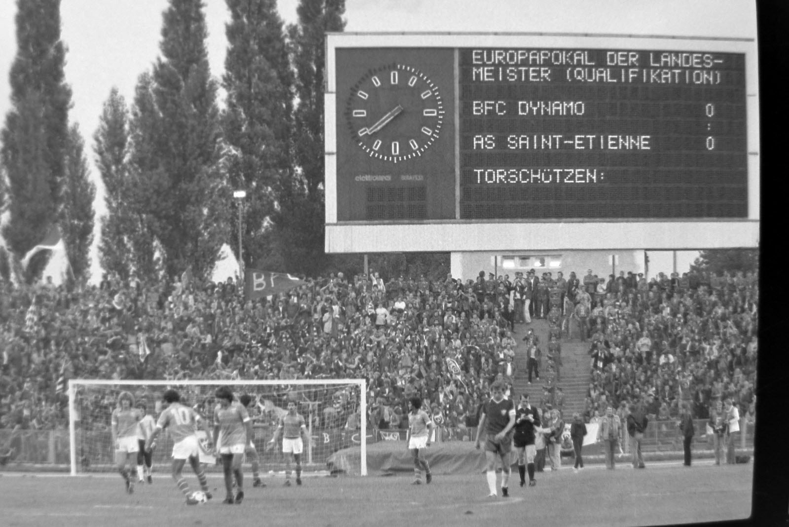 le-mardi-1er-septembre-1981-au-match-retour-les-allemands-marqueront-deux-buts-aux-stephanois-photo-archive-la-tribune-le-progres-1420003292.jpg