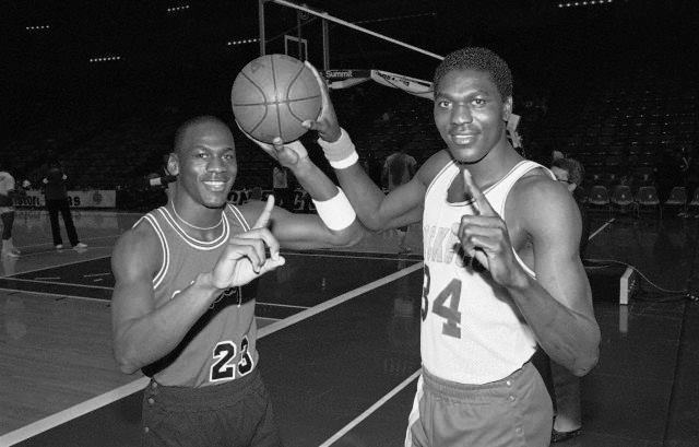 Michael Jordan et Akeem Olajuwon 1985.jpg