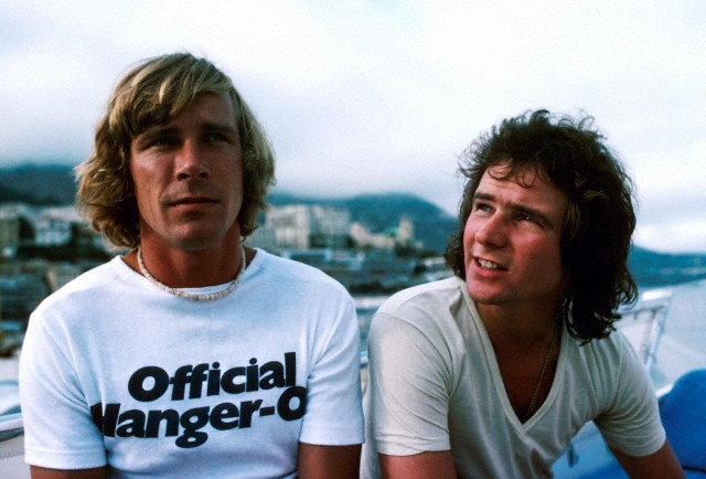 1977 James Hunt et Barry Sheene.jpg