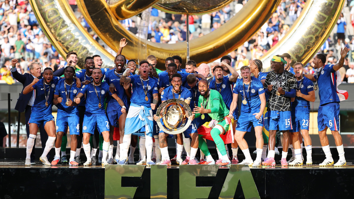 chelsea-trophy-250713g1200.jpg