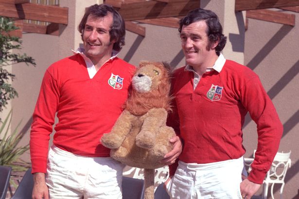 Gareth Edwards et Phil Bennett 1974.jpg